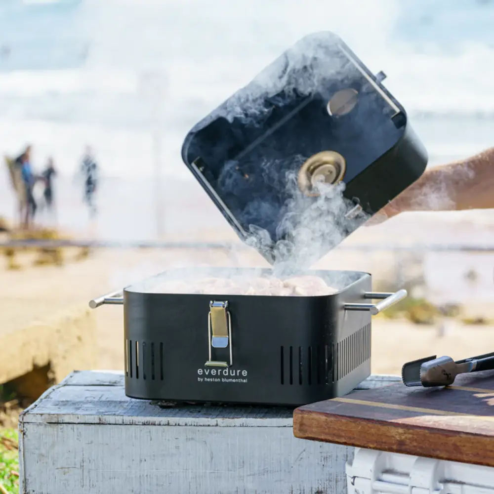 Tapa horno Everdure Cube con termómetro, para asar y ahumar: en uso durante una barbacoa