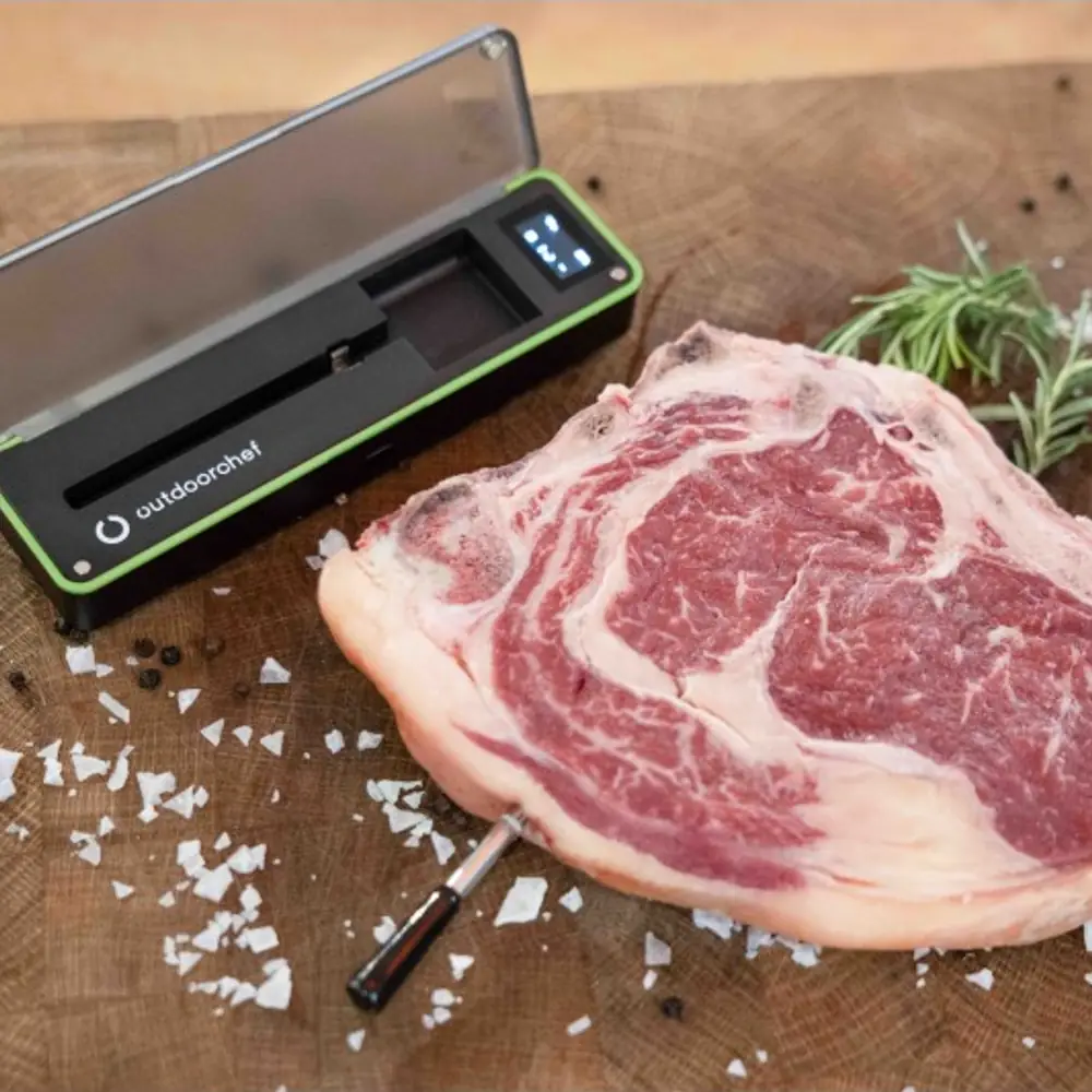 Termómetro inalámbrico Outdoorchef Easy Check, sonda sin cables con app: en uso durante una barbacoa