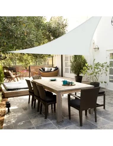 Toldo vela triangular Aktive 500 cm: instalada en el jardín, lista para cocinar