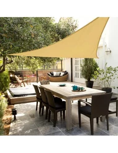Toldo vela triangular UV50 Protección solar Aktive 500 cm: instalada en el jardín, lista para cocinar