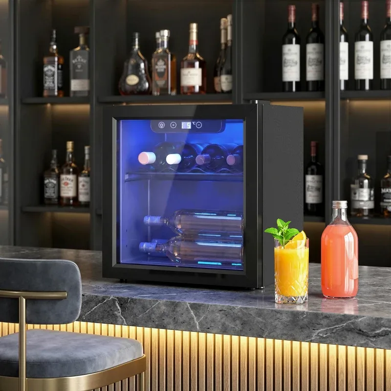Vinoteca HOMCOM 12 botellas 36 L con temperatura regulable 4-16 °C: instalada en una barra, con las bebidas frías a mano