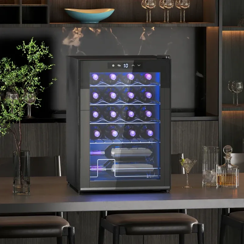 Vinoteca HOMCOM 20 botellas 53 L con temperatura regulable 5-18 °C: instalada en una barra, con las bebidas frías a mano