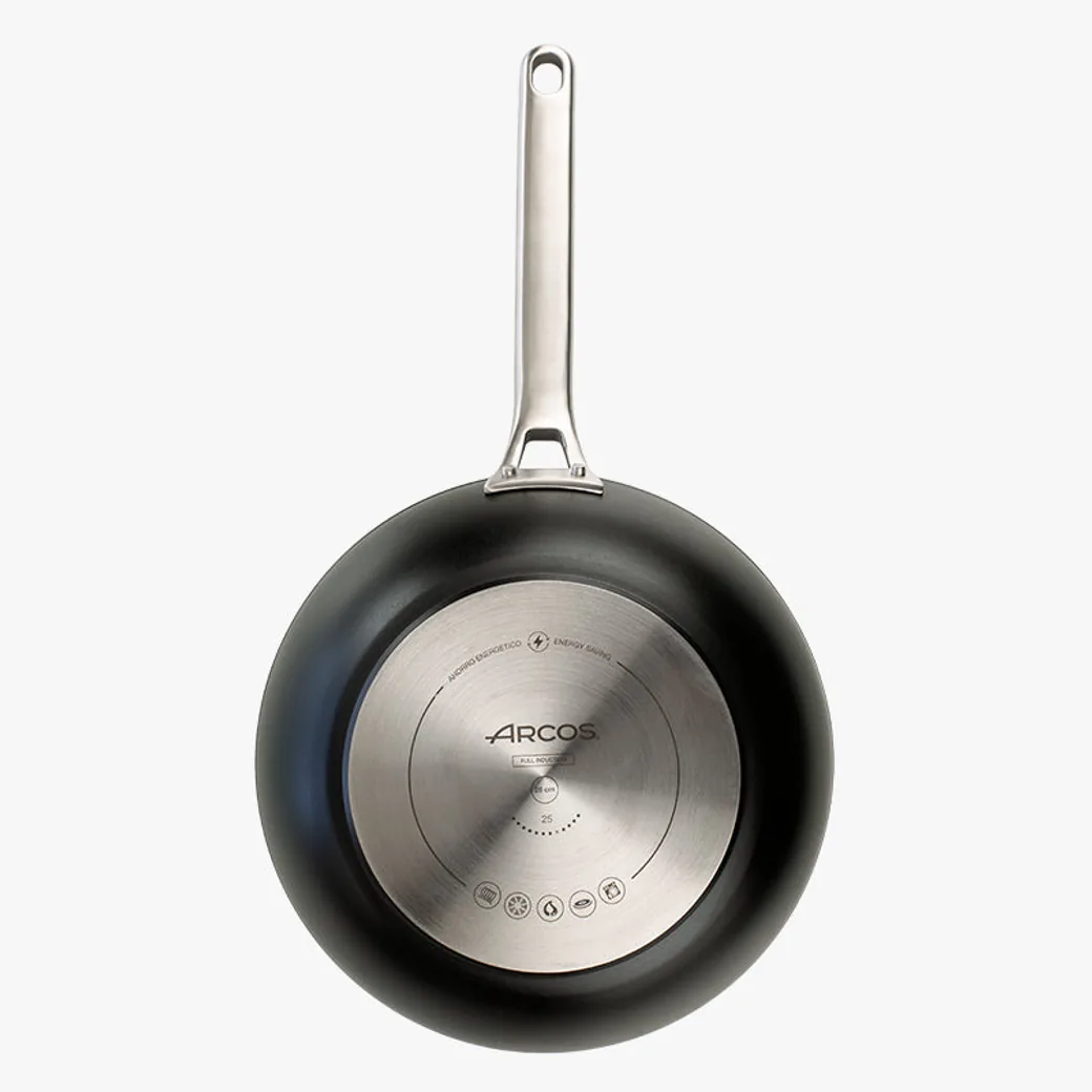 Wok antiadherente cerámico Arcos Samoa 28 cm para inducción y horno: la base con la marca y el símbolo de inducción