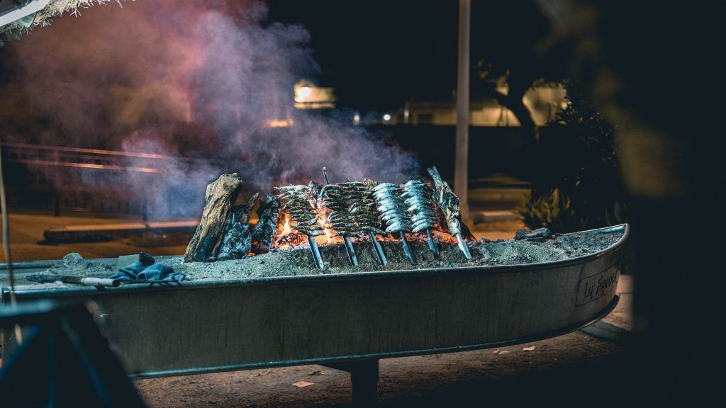 Pescado limpio y preparado para la barbacoa