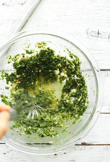 Aguacate con chimichurri para la barbacoa vegana