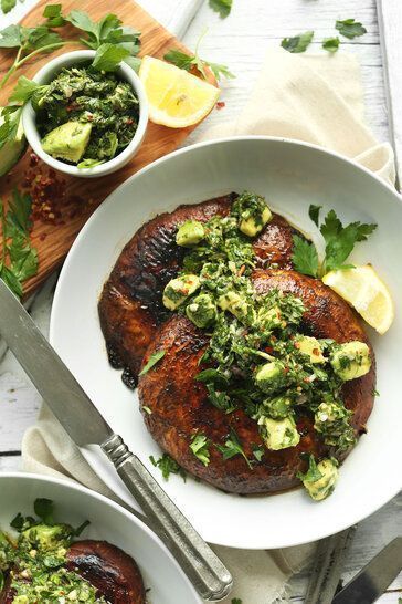 Filetes de portobello con chimichurri a la parrilla