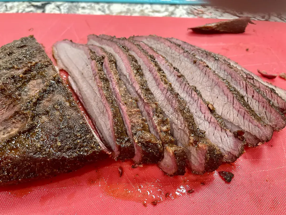 Brisket ahumado cortado en lonchas con la corteza de sal y pimienta y el anillo de humo rosado