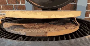 cocinar con kamado con una piedra para pizza