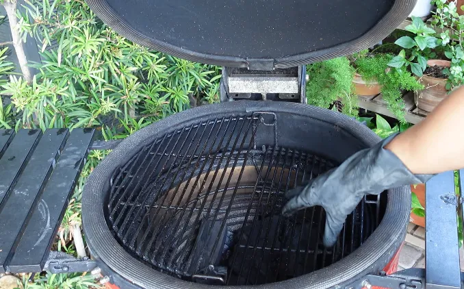 Dos rejillas de acero de media luna colocadas a distinta altura dentro de un kamado