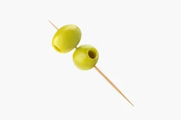 Dos aceitunas rellenas en un palillo, el acompañamiento clásico del vermut