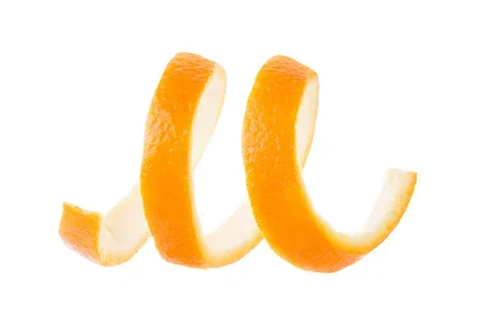 Tira de piel de naranja en espiral para decorar el vermut