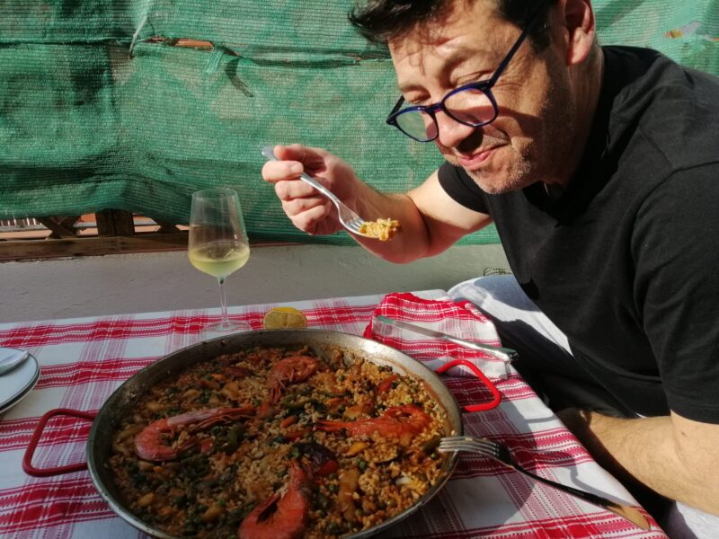 Paella recién hecha en la barbacoa, lista para servir