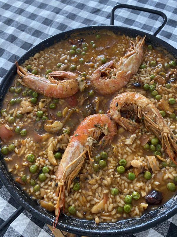 Paella caldosa con gambas y guisantes recién retirada del fuego