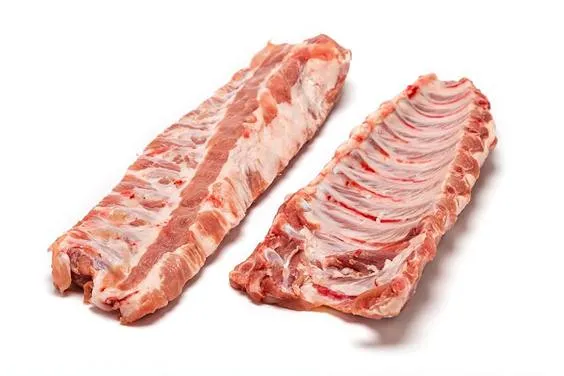 Costillar de cerdo crudo listo para la barbacoa