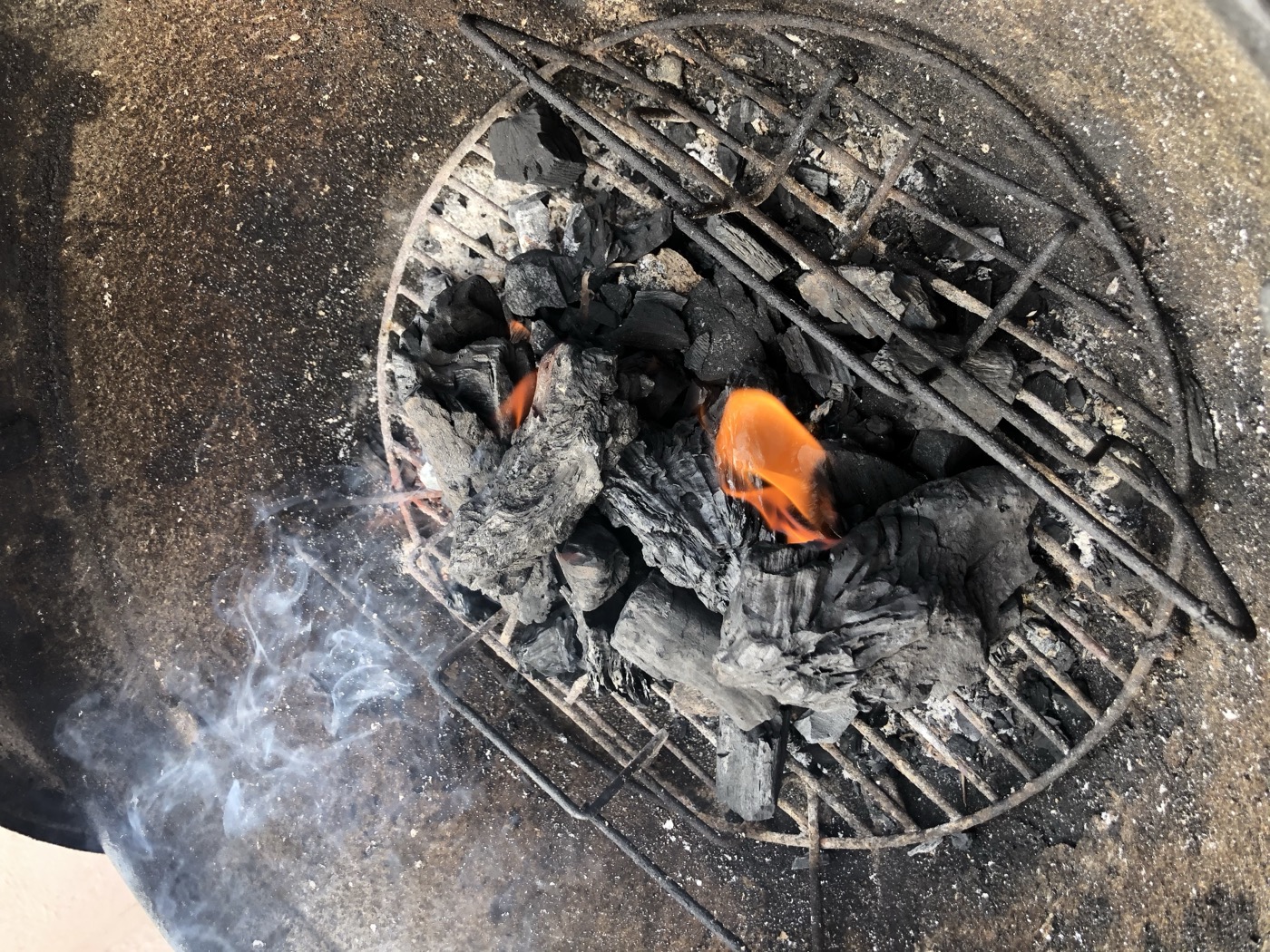 Brasas de carbón vegetal encendidas en una barbacoa de carbón vista desde arriba