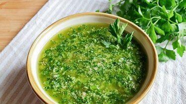 Salsa verde de ajo y perejil para pescados a la barbacoa