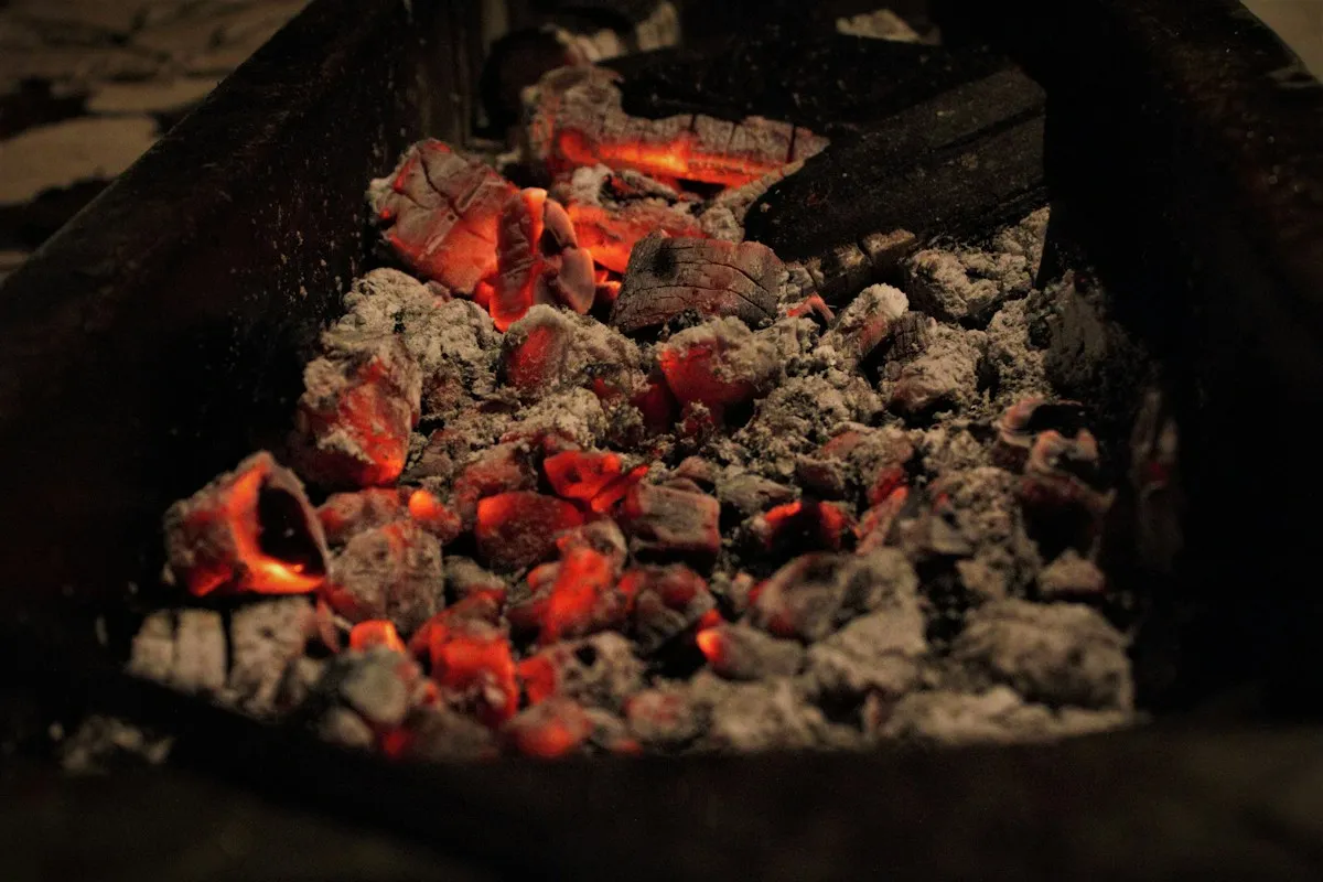 Brasa de carbón cubierta de ceniza blanca lista para cocinar