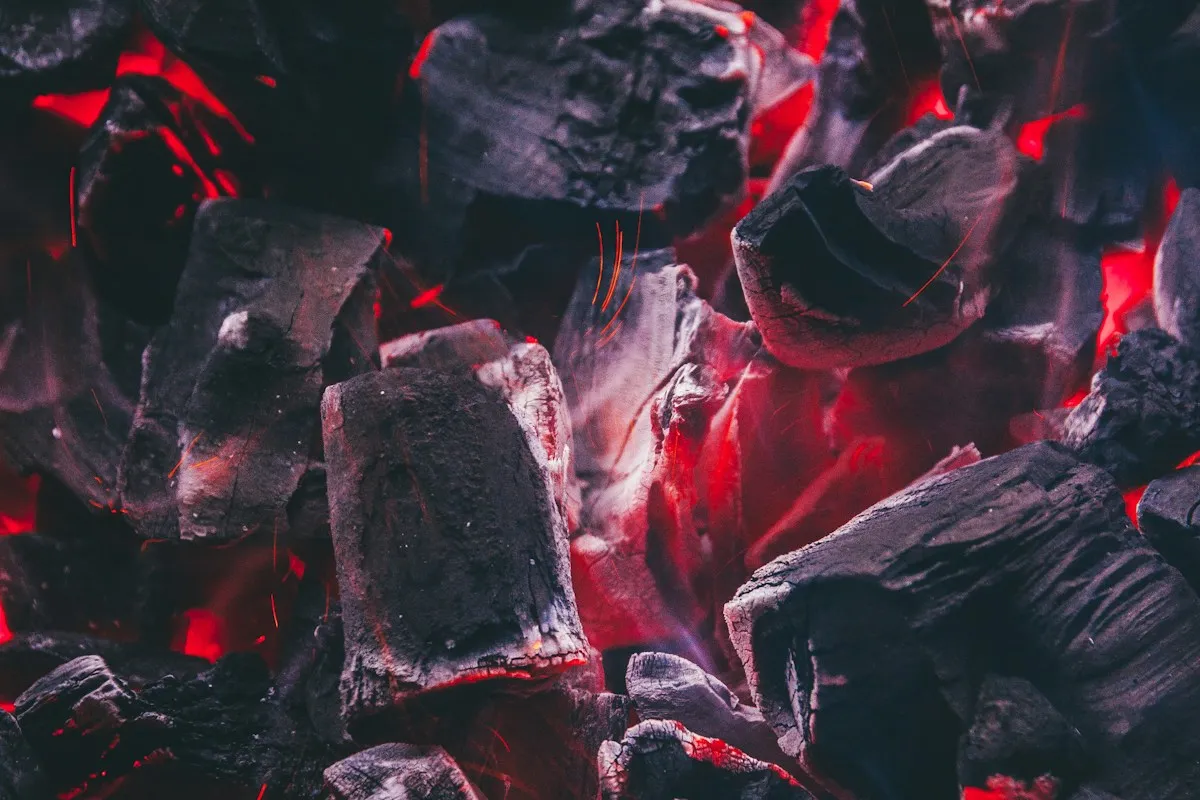 Brasa de carbón vegetal en trozos grandes encendidos al rojo