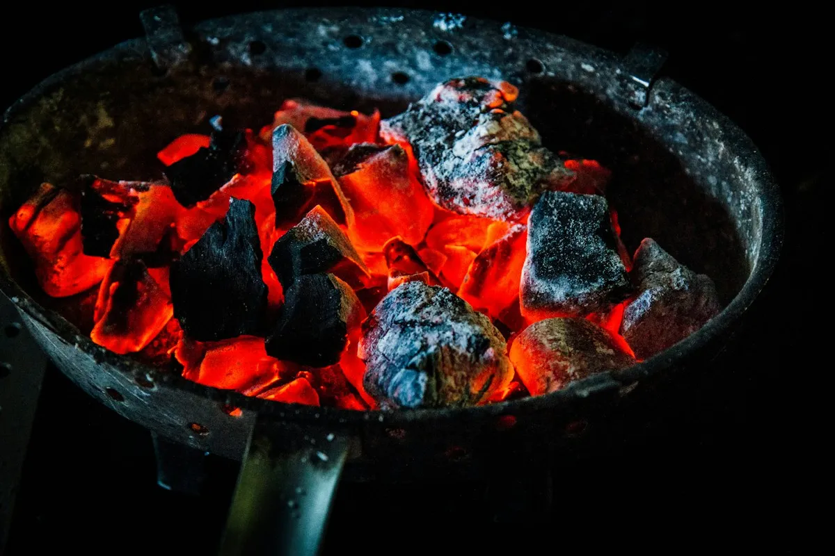 Chimenea de encendido con el carbón ya al rojo