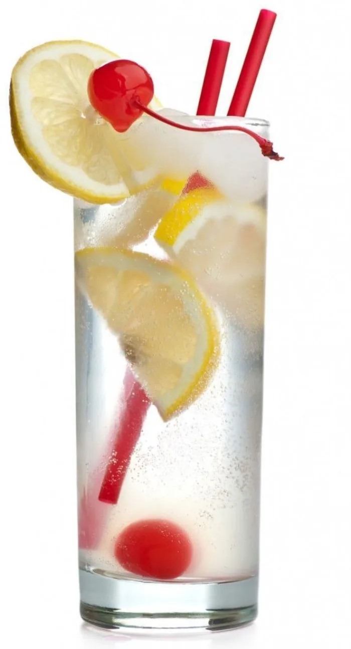 Cóctel Tom Collins en vaso alto con limón, cereza y pajitas